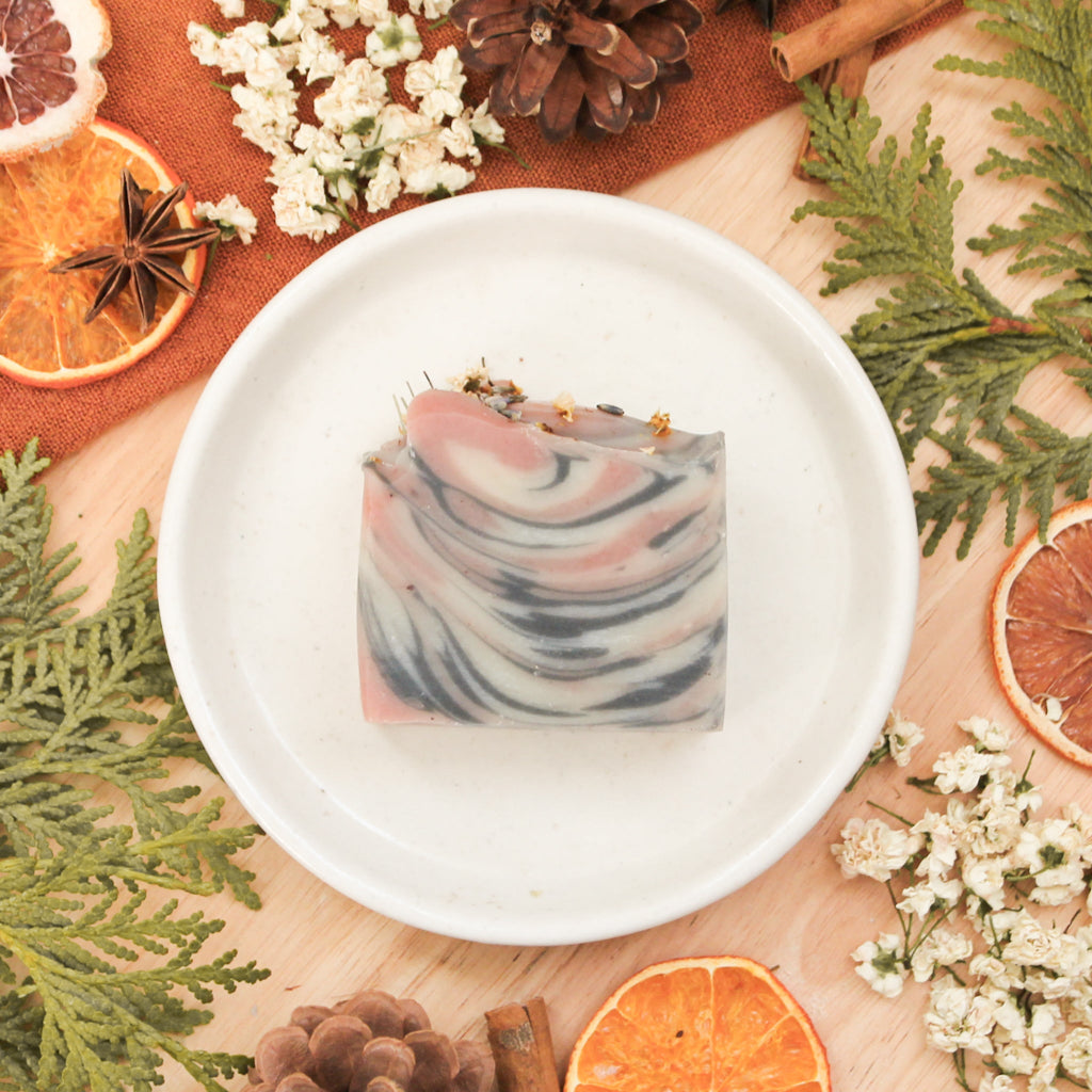 Savon pour le corps lavande et pin, fait d'ingrédients naturels et huiles essentielles, coloré naturellement avec indigo et argile