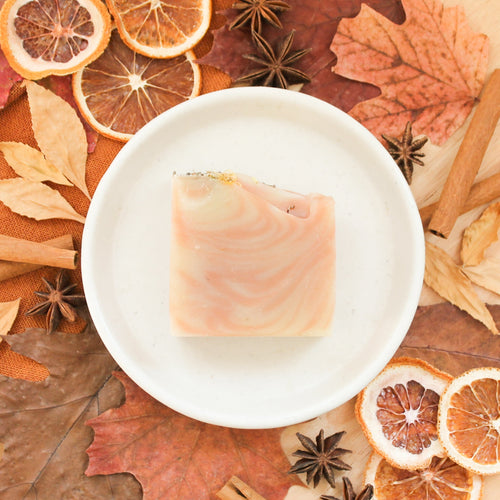 Savon en barre pour le corps lavande et camomille, savon naturel avec huiles essentielles, coloré rose et beige avec argile, décoré de fleurs