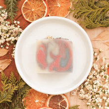 Charger l'image dans la galerie, Savon pour le corps lavande et eucalyptus, fait d'ingrédients naturels et huiles essentielles, coloré naturellement avec argile et plantes, décoré de fleurs et feuilles
