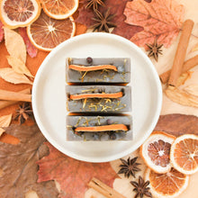 Charger l&#39;image dans la galerie, Savon pour le corps orange et cannelle, parfum naturel d&#39;huiles essentielles, coloré avec argile et indigo, décoré d&#39;orange et de feuilles
