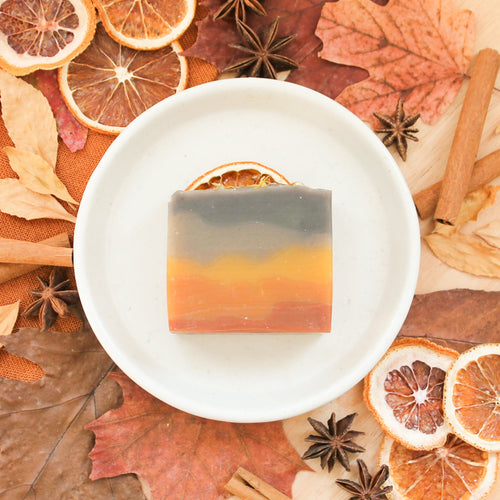 Savon pour le corps orange et cannelle, parfum naturel d'huiles essentielles, coloré avec argile et indigo, décoré d'orange et de feuilles