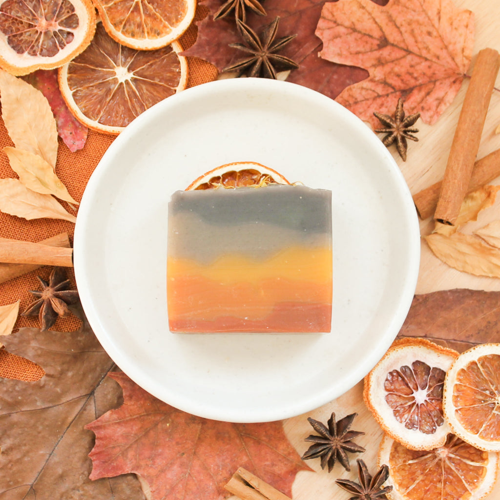 Savon pour le corps orange et cannelle, parfum naturel d'huiles essentielles, coloré avec argile et indigo, décoré d'orange et de feuilles