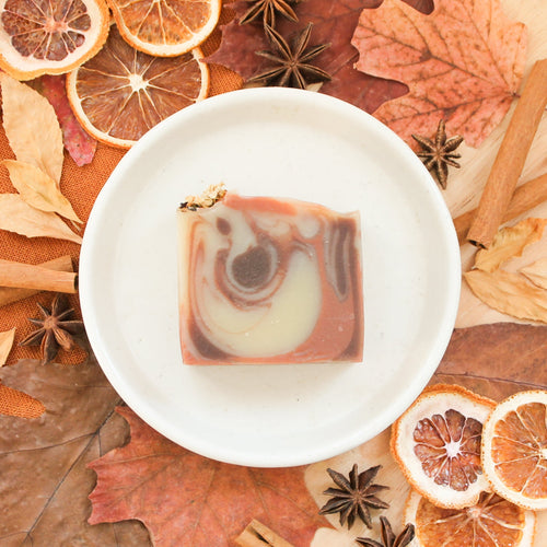 Savon en barre pour le corps pamplemousse et gingembre, parfum d'huiles essentielles, coloré avec argile rouge, décoré de feuilles et de fleurs