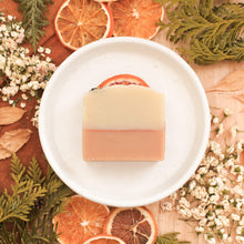 Charger l'image dans la galerie, Savon pour le corps pamplemousse et menthe, fait d'ingrédients naturels et huiles essentielles, coloré naturellement avec argile et plantes, décoré de fleurs et feuilles
