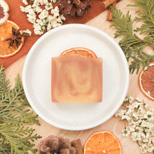 Charger l&#39;image dans la galerie, Savon pour le corps pamplemousse et vanille, fait d&#39;ingrédients naturels et huiles essentielles, coloré naturellement avec argiles
