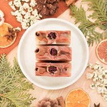 Charger l&#39;image dans la galerie, Savon pour le corps rose et cannelle, fait d&#39;ingrédients naturels et huiles essentielles, coloré naturellement avec argile rouge

