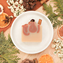 Charger l&#39;image dans la galerie, Savon pour le corps rose et cannelle, fait d&#39;ingrédients naturels et huiles essentielles, coloré naturellement avec argile rouge
