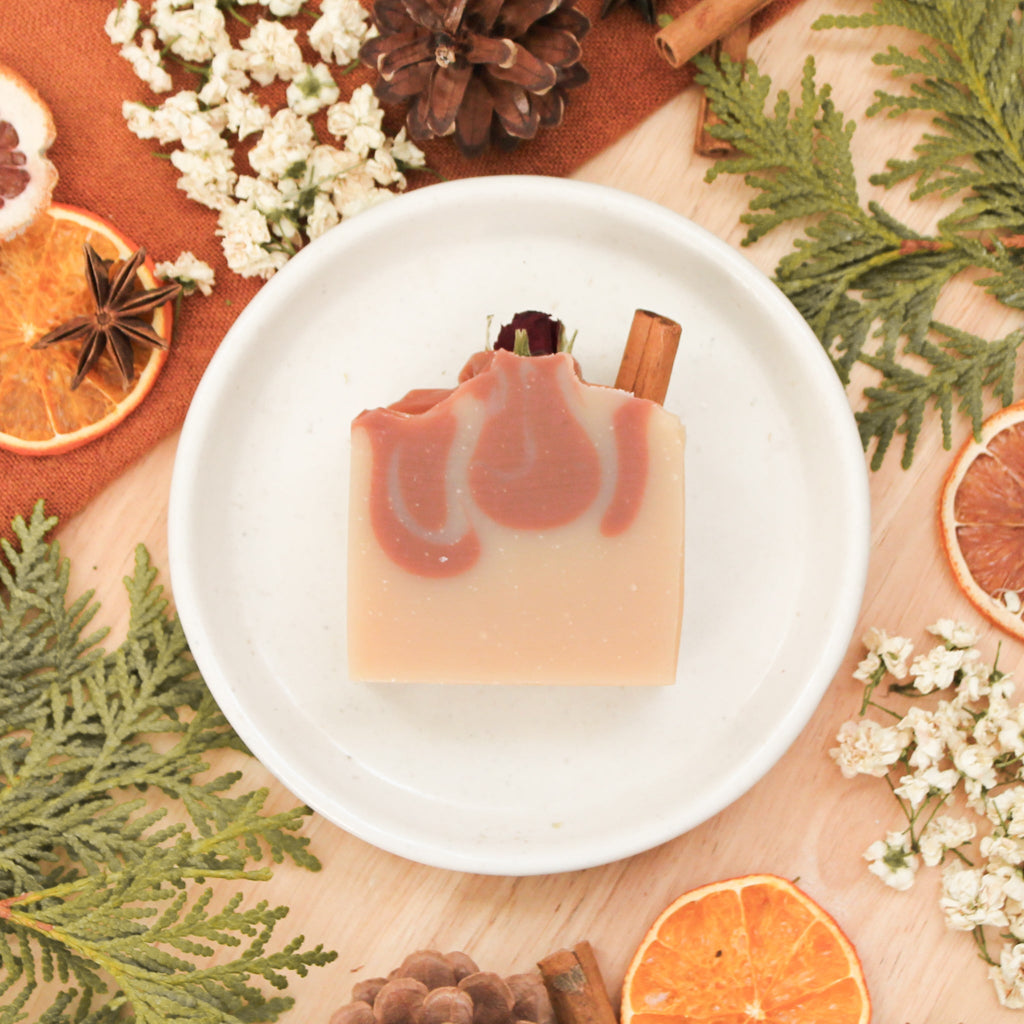 Savon pour le corps rose et cannelle, fait d'ingrédients naturels et huiles essentielles, coloré naturellement avec argile rouge