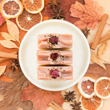 Charger l&#39;image dans la galerie, Savon en barre pour le corps Rose et cèdre, fait d&#39;huiles essentielles, coloré avec argile rouge, décoré de rose et de fleurs
