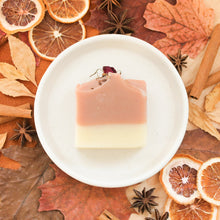 Charger l&#39;image dans la galerie, Savon en barre pour le corps Rose et cèdre, fait d&#39;huiles essentielles, coloré avec argile rouge, décoré de rose et de fleurs
