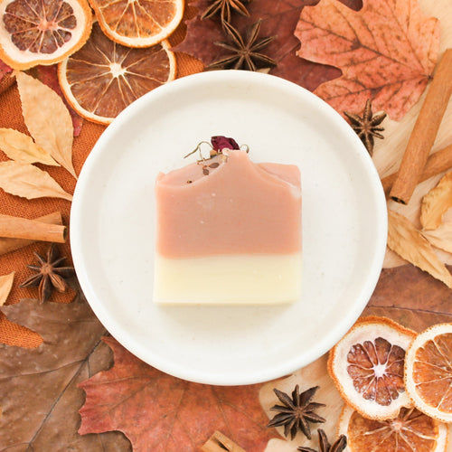 Savon en barre pour le corps Rose et cèdre, fait d'huiles essentielles, coloré avec argile rouge, décoré de rose et de fleurs