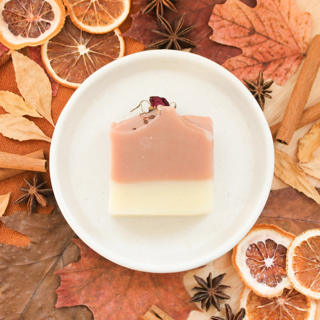 Savon en barre pour le corps Rose et cèdre, fait d'huiles essentielles, coloré avec argile rouge, décoré de rose et de fleurs