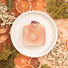 Charger l'image dans la galerie, Savon pour le corps rose et citron, fait d'ingrédients naturels et huiles essentielles, coloré naturellement avec argile et plantes, décoré de fleurs et feuilles
