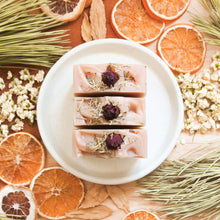 Charger l'image dans la galerie, Savon pour le corps rose et romarin, fait d'ingrédients naturels et huiles essentielles, coloré naturellement avec argile et plantes, décoré de fleurs et feuilles

