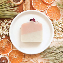 Charger l'image dans la galerie, Savon pour le corps rose et romarin, fait d'ingrédients naturels et huiles essentielles, coloré naturellement avec argile et plantes, décoré de fleurs et feuilles
