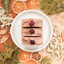 Charger l'image dans la galerie, Savon pour le corps rose et tangerine, fait d'ingrédients naturels et huiles essentielles, coloré naturellement avec argile et plantes, décoré de fleurs et feuilles
