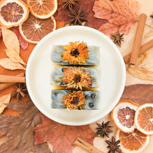 Charger l&#39;image dans la galerie, Savon pour le corps sapin et romarin, parfum naturel d&#39;huiles essentielles, coloré avec argile verte et charbon, décoré de fleurs
