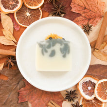 Charger l&#39;image dans la galerie, Savon pour le corps sapin et romarin, parfum naturel d&#39;huiles essentielles, coloré avec argile verte et charbon, décoré de fleurs
