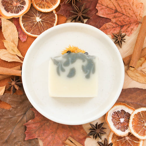 Savon pour le corps sapin et romarin, parfum naturel d'huiles essentielles, coloré avec argile verte et charbon, décoré de fleurs