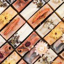 Charger l&#39;image dans la galerie, Ensemble de savons pour le corps, collection hiver, faits d&#39;ingrédients naturels et huiles essentielles, colorés naturellement, décorés de plantes
