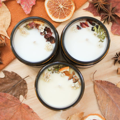 Ensemble de trois chandelles de la collection d'automne, parfums naturels d'huiles essentielles, décorées de fleurs, contenant de verre ambré