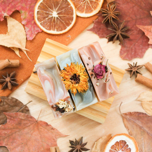 Ensemble de 3 savons de la collection d'automne, parfums naturels d'huiles essentielles, colorés avec argiles et plantes, décorés de fleurs et feuilles
