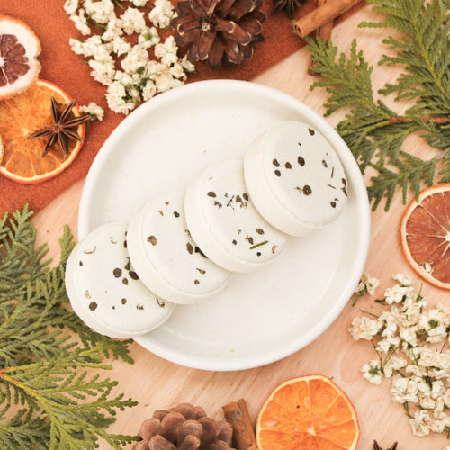 Vapeur de douche cèdre et menthe, pastille solide, faite de cire de soya et de coco et d'huiles essentielles, décorée de fleurs et feuilles