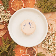 Charger l'image dans la galerie, Vapeur de douche eucalyptus et orange, pastille solide, faite d'ingrédients naturels et d'huiles essentielles, décorée de fleurs et feuilles
