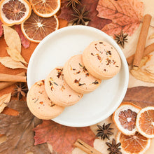 Charger l&#39;image dans la galerie, Ensemble de vapeur de douche orange et cannelle, parfum naturel d&#39;huiles essentielles, coloré avec argile, décoré de fleurs et feuilles
