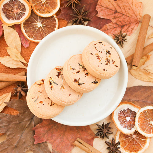 Ensemble de vapeur de douche orange et cannelle, parfum naturel d'huiles essentielles, coloré avec argile, décoré de fleurs et feuilles